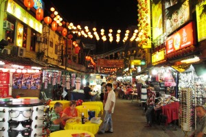 Mitten in Chinatown in Kuala Lumpur lassen sich täglich zahlreiche Touristen die Strapezen der Reise "wegmassieren". Sankyi empfängt sie alle herzlich.